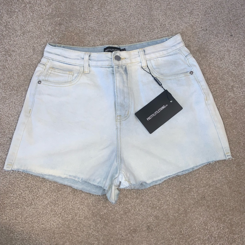 NWT Bleach Wash Raw Hem Hot Pants - PrettyLittleThing Denim Size 8 US / 12 UK